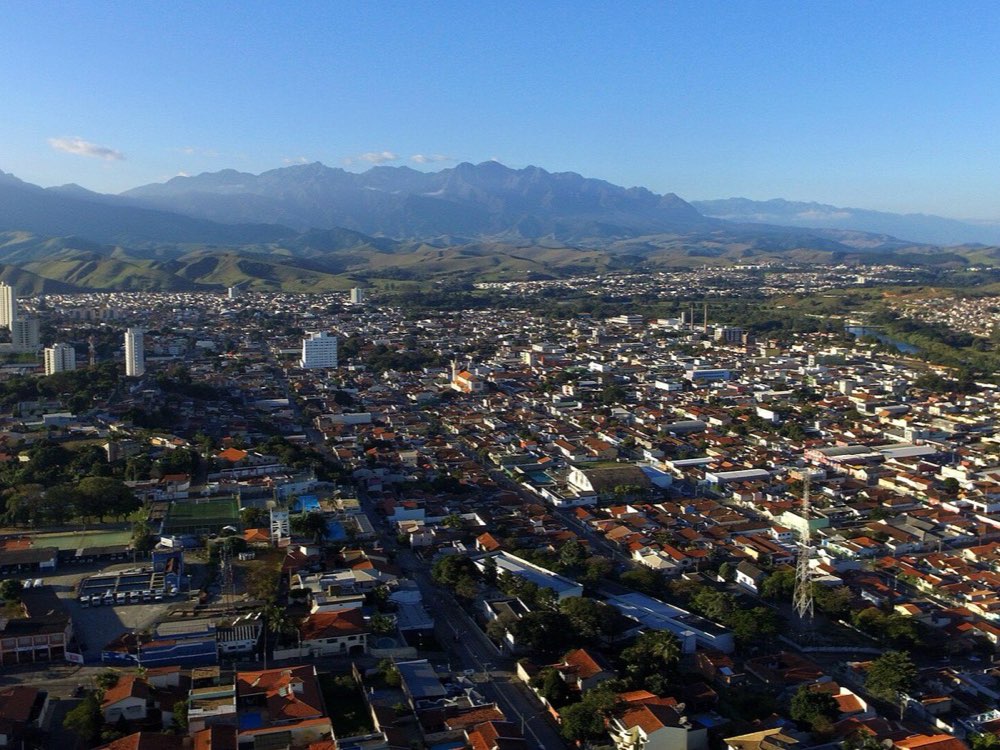 Vista aérea de Cruzeiro com a Serra da Mantiqueira ao fundo