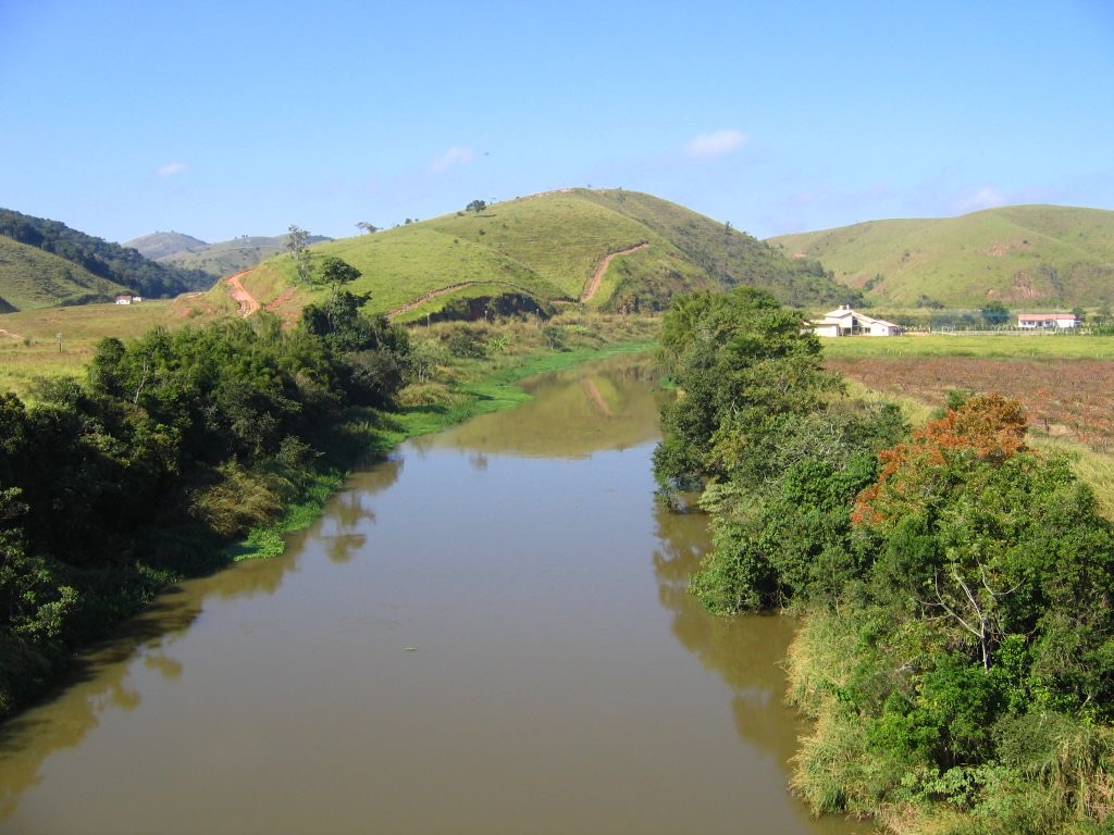 Rio Paraíba do Sul entre morros verdes, símbolo de Jacareí