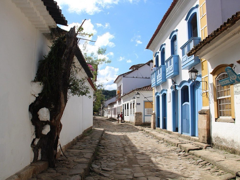 Rua de pedra e casario colonial do centro histórico de Paraty